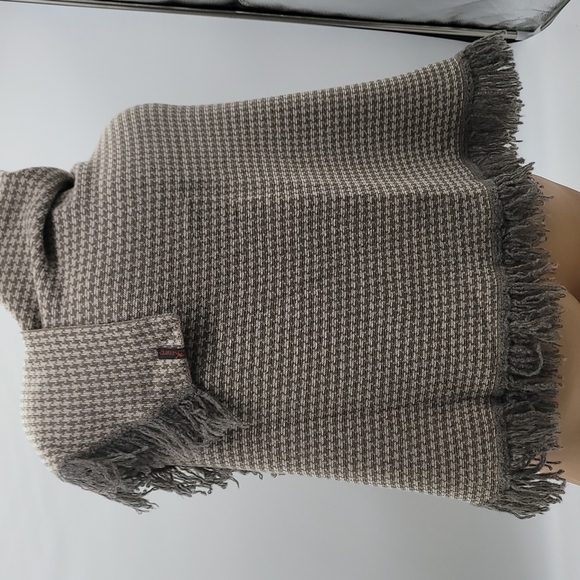 Curling Houndstooth Shawl ~ made in Italy Tan & Off White w/ grayish fringe - Picture 4 of 17